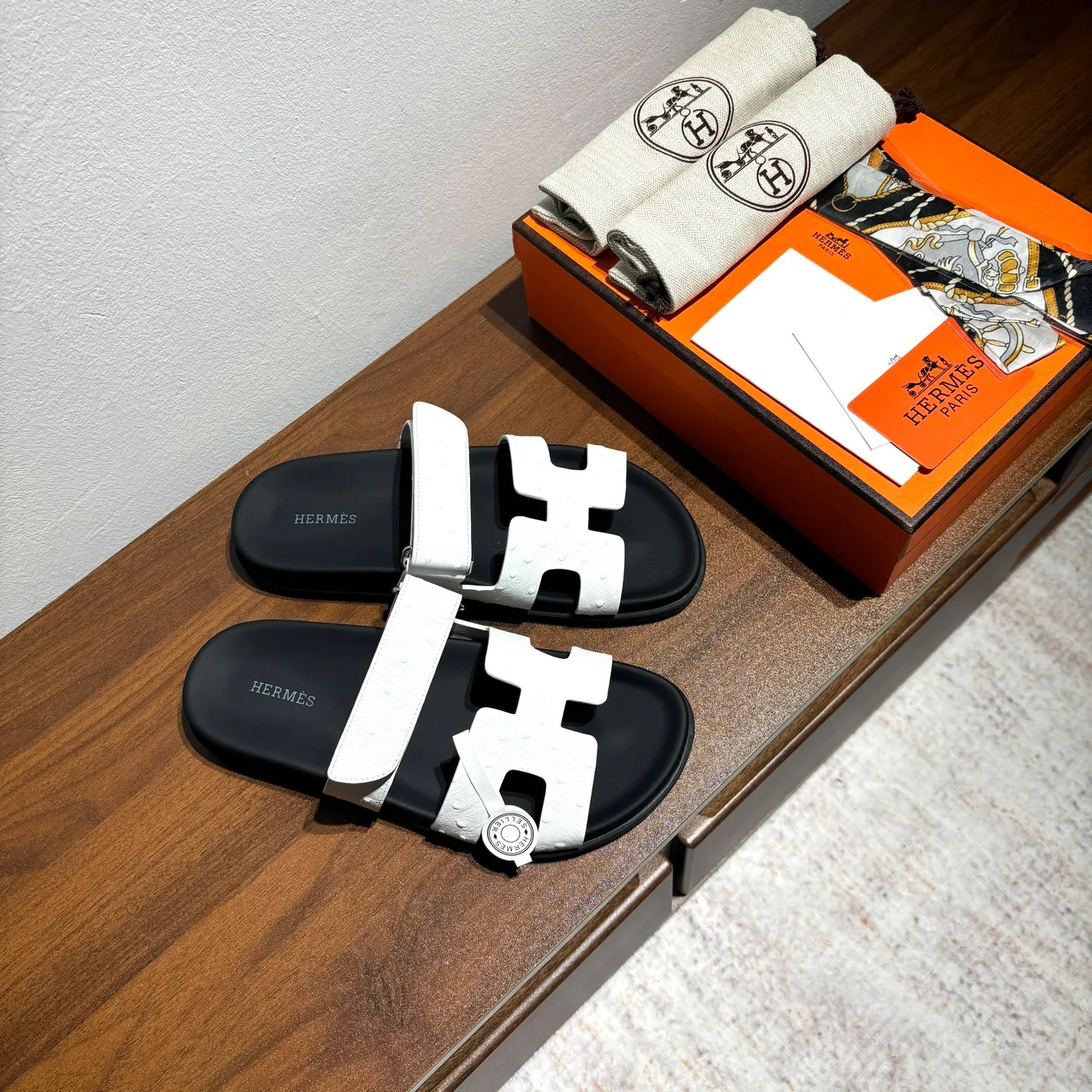 👟👟Ex-factory price 520👟👟 Men's size +10 Brand💗: HERMES Number💗: H8018-210199 Color💗: Ostrich pattern new color system Size 💗: 35 to 40 38-45 Upper material: imported calfskin Outsole material: Tpu anti-slip and wear-resistant outsole 🆕🆕🆕HERMES 2025 latest color matching, original purchased and dismantled, imported custom fabrics. All colors have been adjusted N times, striving to be zero different from the original! The top version for women 💰 Erjie's shoes that have become extremely popular recently - chypre sandals, which are comfortable for all ages and are cute and cute. Paired with various colored socks, it’s so trendy